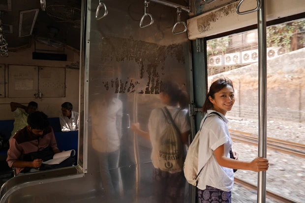 長距離列車からローカル電車に乗り換え。憧れの棒につかまり外に半身出す乗り方にトライ。しかし強風にビビってしまった