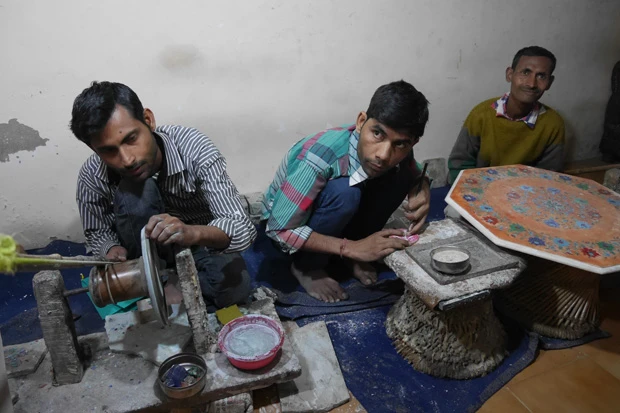 民芸品屋さんには悪いけど、せめてもう少し旅人が買って帰れるみやげ屋に連れてってほしい(笑)。でっかくて重い象の置物とかバックパックで持ち歩けないよ~