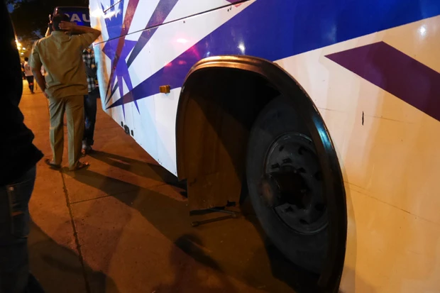 まいったなーのポーズのバススタッフ