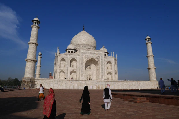 イスラム建築の中を歩くイスラム教徒。異国情緒あふれる美しいタージマハルの風景