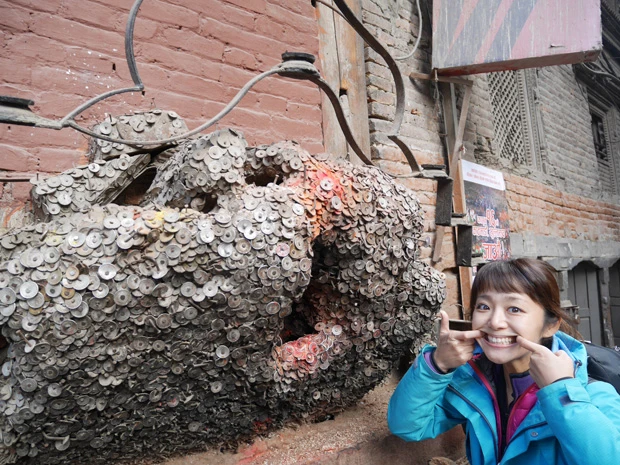 いっぱい食べて飲んだら歯を磨こう! 歯科医院が密集した“歯医者さん通り”にある歯の神様。歯が痛くなったら釘でコインを打ち付けにカトマンズへ行こう