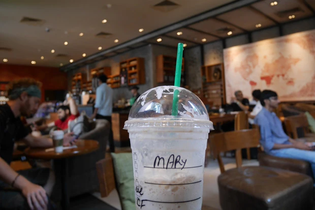 久々のフラペチーノが身にしみる~! おいしすぎてイッキ飲みするとこだった(笑)!