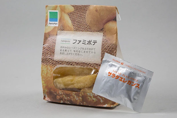 本格的な皮つきポテト。シチリア岩塩、チリ、コンソメなどの味のパウダーを振りかけて食べる。オススメはサラダエレガンス味!! 180円