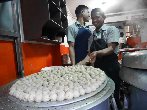 地元の人にも大人気のさすがの専門店はモモの蒸す量がハンパない! 蒸し上がるとすぐに完売し、また次のモモ軍団が運ばれてくる