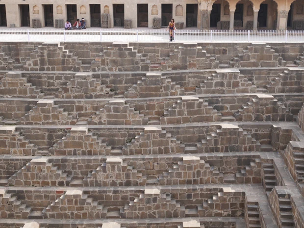 柵で封鎖されてる階段、降りてみたかった!