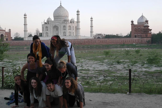 北側のヤムナー川から見たタージ・マハル。テンション上がって組体操をする観光客。ピラミッドはエジプトでやりなよ!と言いたい