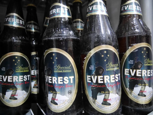 本当はエベレストを見れたら祝杯として飲みたかったエベレストビール。見れてないけど飲んじゃった