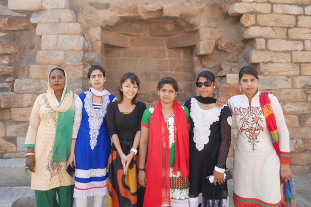 インドの世界遺産は美しく穏やかに守られていて、正装したインド人観光客も上品。壁の外での攻防戦が嘘のよう(クトゥブ・ミナールにて)