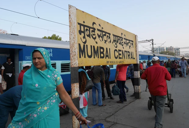 長距離列車が到着するムンバイ駅