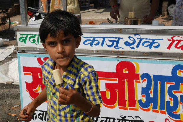 どこの国でも子供はお菓子が大好き。チビッコが5ルピーのアイスをおいしそうに食べていたので私も購入。香辛料ぽいマサラテイストなバニラでした