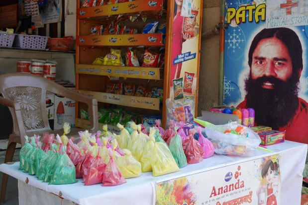 数日前から販売される毒々しい色粉。奥のポスターのヒゲモジャのおじさんに目がいってしまう