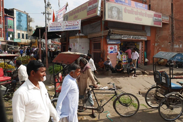 なんか撮影してはいけない気がして上手に撮れなかったけど、手をつなぐおじさん