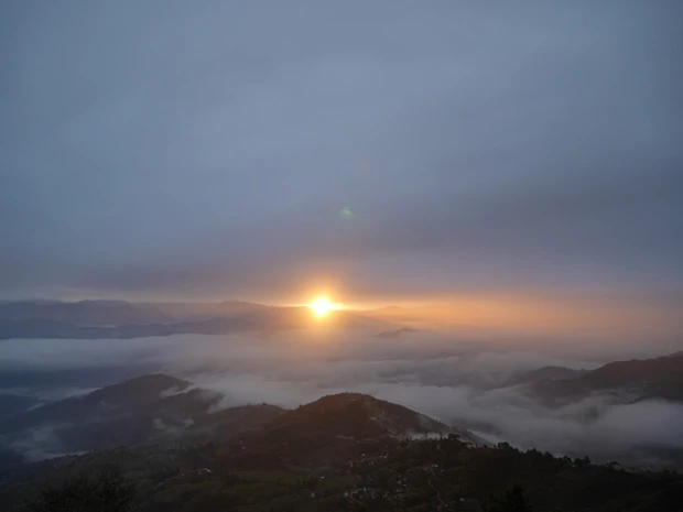 雲海に包まれるヒマラヤの山々。あの中のどこかにエベレストが……?