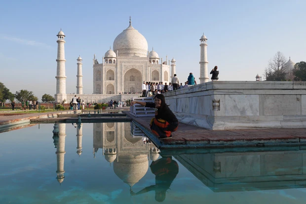 鏡張りのタマネギを掴んでます! ナイスなニンニクも掴み取り、あとは幸せを掴むだけ?