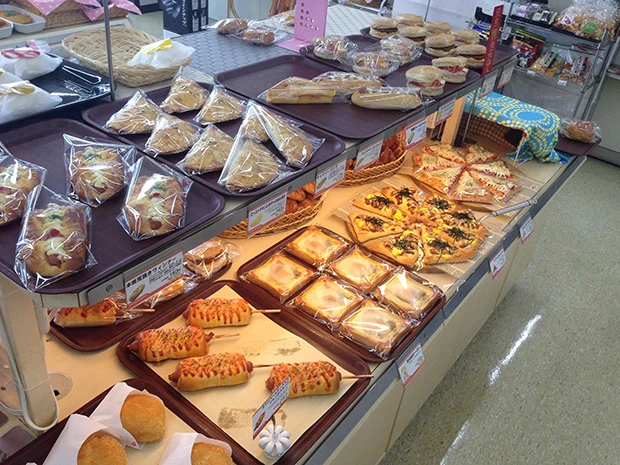 焼きたてパン まるでパン屋さんのような風景。店内で焼いた菓子パンや総菜パンが並ぶ。