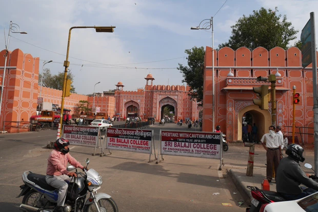 城壁に囲まれたピンク色の旧市街