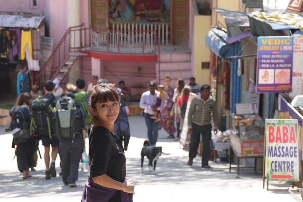 :国内外からの観光客ももちろんバックパッカーもいっぱい! 数々のアシュラムやおみやげ屋、マッサージ屋もあるのんびりした観光地