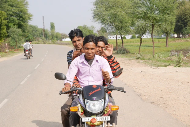 田舎道では長男「いいね!」と次男「OK~!」、そして「ケツ持ち」の三男。おかげで退屈しませんでした