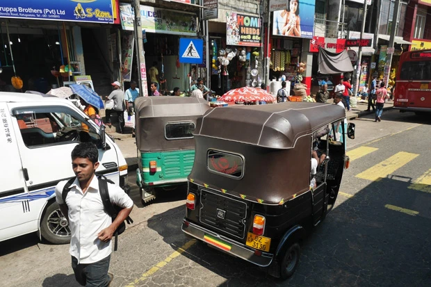  街中に入ると道は舗装されてキレイだし、歩く人たちの身なりもキチンとしてる。トゥクトゥクもダークブラウンの小ギレイな屋根でちょっとオシャレ感！