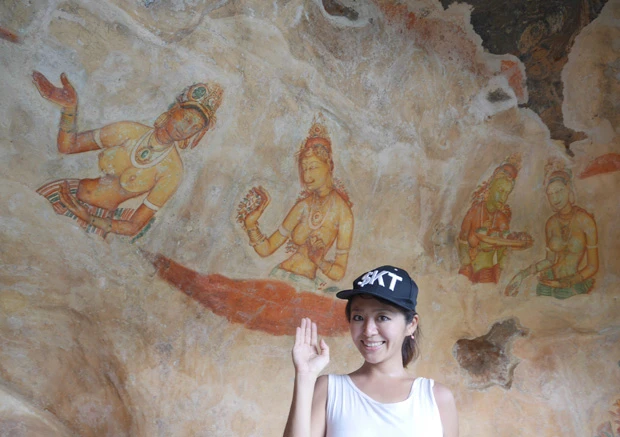  粘土や土、石灰や砂、蜂蜜、野菜や花、葉、木を材料にして描いたシーギリヤ・レディのフレスコ画。当初は５００人だったのが現在は１８人しか残っていない