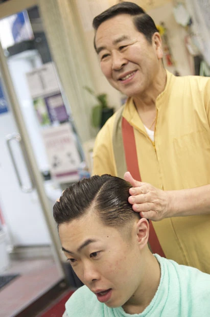 「やっぱ男は七三ですよ!」と、いつもの自分に戻してもらい、機嫌が直った編集部フミノ