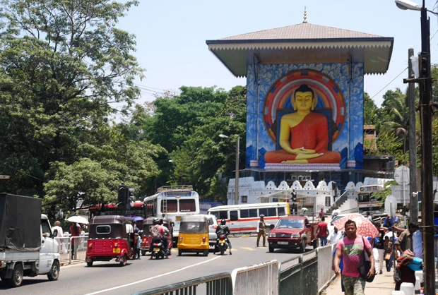  キャンディ。今度は大型電化製品ではなく大きなブッダがお出迎え。さすが仏教徒７割