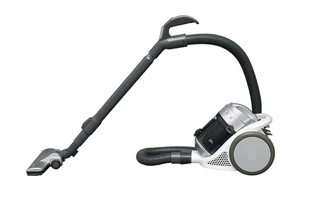  ドン・キホーテ情熱価格ふとんヘッド付コンパクトサイクロン式クリーナー　通常の掃除機ヘッドに加え、狭い場所に差し込める「すきまノズル」、ダニを吸い取る「ふとんヘッド」（写真中央）を付属。実売１万円前後