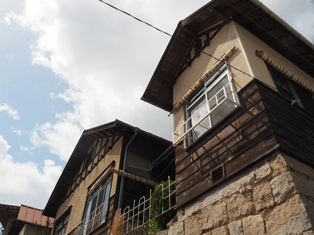 つるさんが譲り受けたのは築80年ほどの洋風の2軒長屋の1軒。トイレはくみ取り式