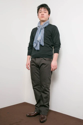 生まれて初めてストールを装着した三浦君。全身同系色のほうがストールに目が行きやすい。こういう小物をサラリと着こなせれば、ライバルに差をつけられる!