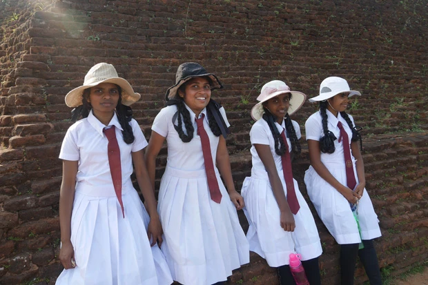  英語が上手で上品なスリランカの学生たち