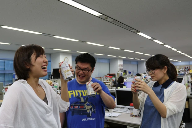 解禁直後、ノンアルビールを飲む「週プレNEWS」スタッフ。アルコール度数0.00%なのにお酒を飲んでる気分にもなれる。皆さんの職場でも是非、お試しあれ。