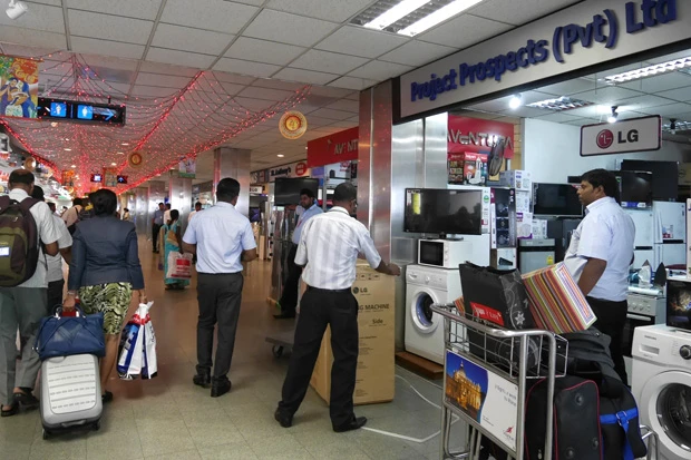  イミグレ出てすぐ家電だらけ！　買う人なんて…と見渡すと、買うんかい！