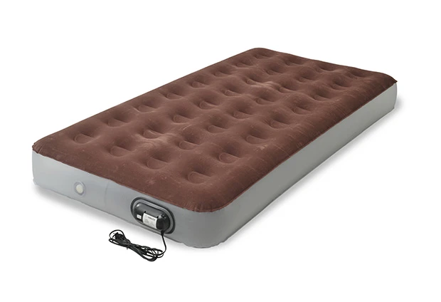 YAMAZEN ファウンテンクイックエアベッド(シングル)QABI-002 コードをつないでボタンを押せば、約1分で空気充填完了! 写真のシングルは実売約5千円、ダブルは約6千円。部屋の広さと相談しよう