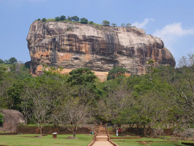  天空の城・シーギリヤロック。本当に空に浮かんでいるみたいに見える