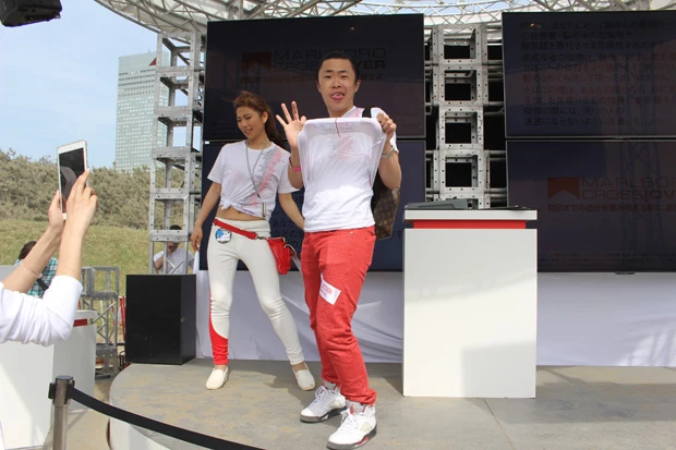 「ボカァね、お金持ちの彼女をゲットするためならなんでもしますよ」とステージに上がったフミノ