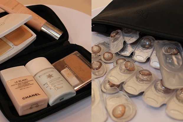 あおにゃんこだわりの女装アイテム。左はこだわりチョイスのベースメイク用品。右のカラコンは「顔に対して黒目の比率が大きいほど女性らしく見えるので、必須です」