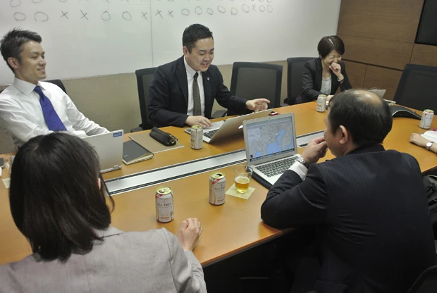 敏腕弁護士たちが集まった会議室。ノンアルビールを飲むとエンターキーを叩く音も心なしか軽やか