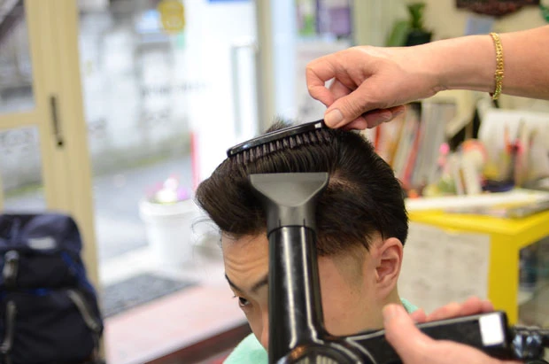 丁寧に、かつ素早くドライヤーを当てていく鈴木さん。徐々にジェントルマンカットの全貌が明らかに…