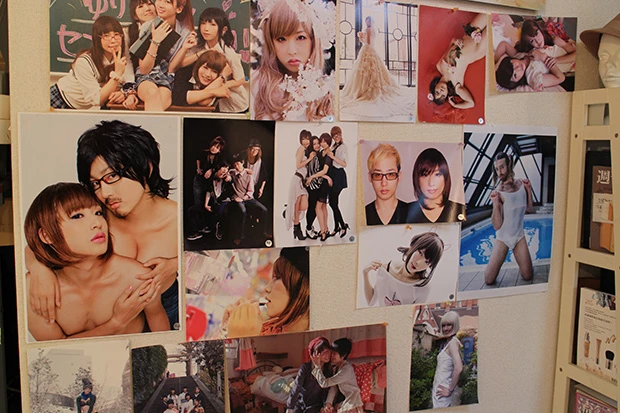 スタジオの壁に貼られた、カメラマンの立花さんの作品群。モデルの表情はキメキメじゃない、ナチュラルなムードが多くそれも人気のひとつ