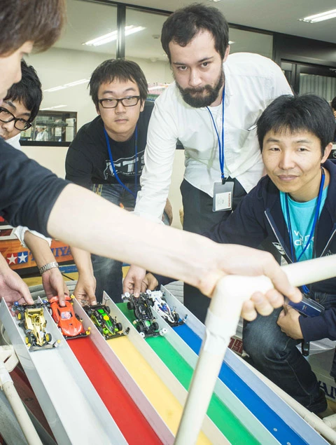 決勝スタート直前、緊張のあまり表情が国際的指名手配犯状態になっている本名モハメッド・アズジン・ショウ・ケサラこと、略してオブチ