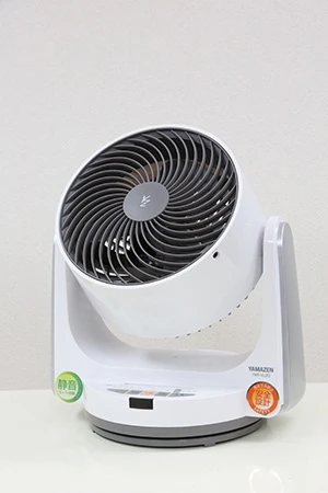  ＹＡＭＡＺＥＮサーキュレーターＹＡＲ－ＶＬ２０　上下左右自動首振り機能、タイマーなど必要十分な機能がついて実売８０００円前後。真夏はエアコンと併用すれば電気代を大幅削減してくれる