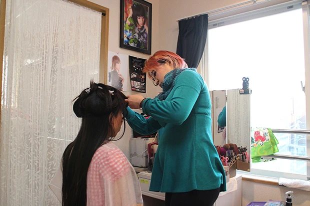 立花さん自らが撮影・ヘアメイク・スタイリングを行なう。会社員時代の休日に撮影会に携わっていたため自然とヘアメイクのスキルがアップしたという