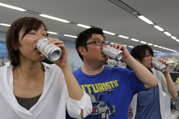 気分転換に、打ち合わせのお供に、職場でノルアルコールビールを飲むという新習慣。イカすぜ!