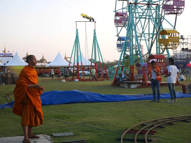 王宮前では家族で仏像のお清めをしたり、日本の正月のように凧揚げなど伝統行事を楽しんでいる様子もありました