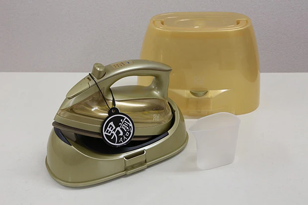  シュアー男前アイロンＳＩ－３００ＬＭ　ハイパワー＆スチームの立ち上がりが速い＆コードレス。そしてキンキラキンのカラー。男のアイロン、これしかない。実売５千円以下！