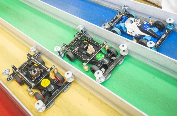 メディア対抗レースを出走した週プレチームのマシン。ウォーズマンやミート君のフィギュアを乗せて空力は無視した週プレ仕様のマシンだ