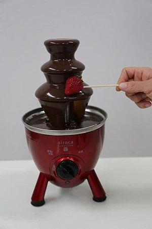 siroca crossline チョコレートファウンテン 溶かしたチョコと牛乳があれば簡単にできる“チョコ噴水器”。フルーツやマシュマロにかけてキャッキャと盛り上がれ! 実売5千円前後