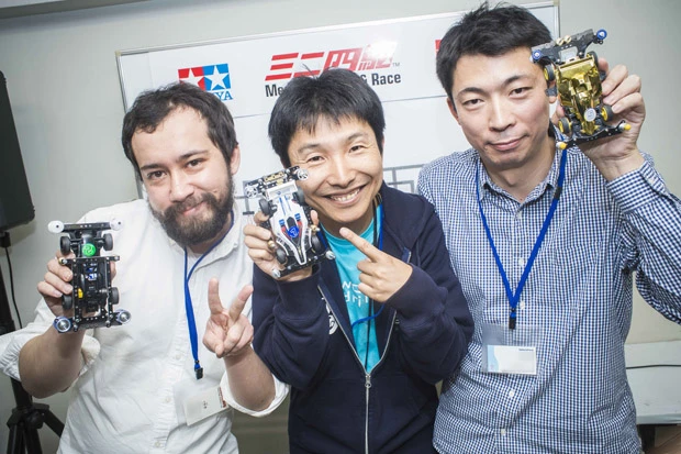 メディア対抗レース入賞者。3位の小学館集英社プロダクション・五十嵐氏(右)、2位の週刊プレイボーイ・オブチ(左)。そして1位のワンダードライビング・野間氏(中)