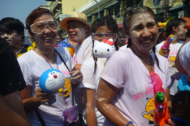 お遊びモードの人々。日本のキャラもの水鉄砲も人気