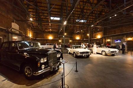 博物館と販売コーナーが設けられ、60台以上のクラシックカーを展示